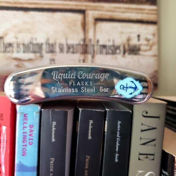 📚 BOOKS AND BOOZE 6OZ STAINLESS FLASK! - Picture 4 of 4